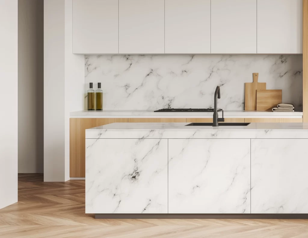 Keuken met kookeiland in wit marmer en eiken kasten